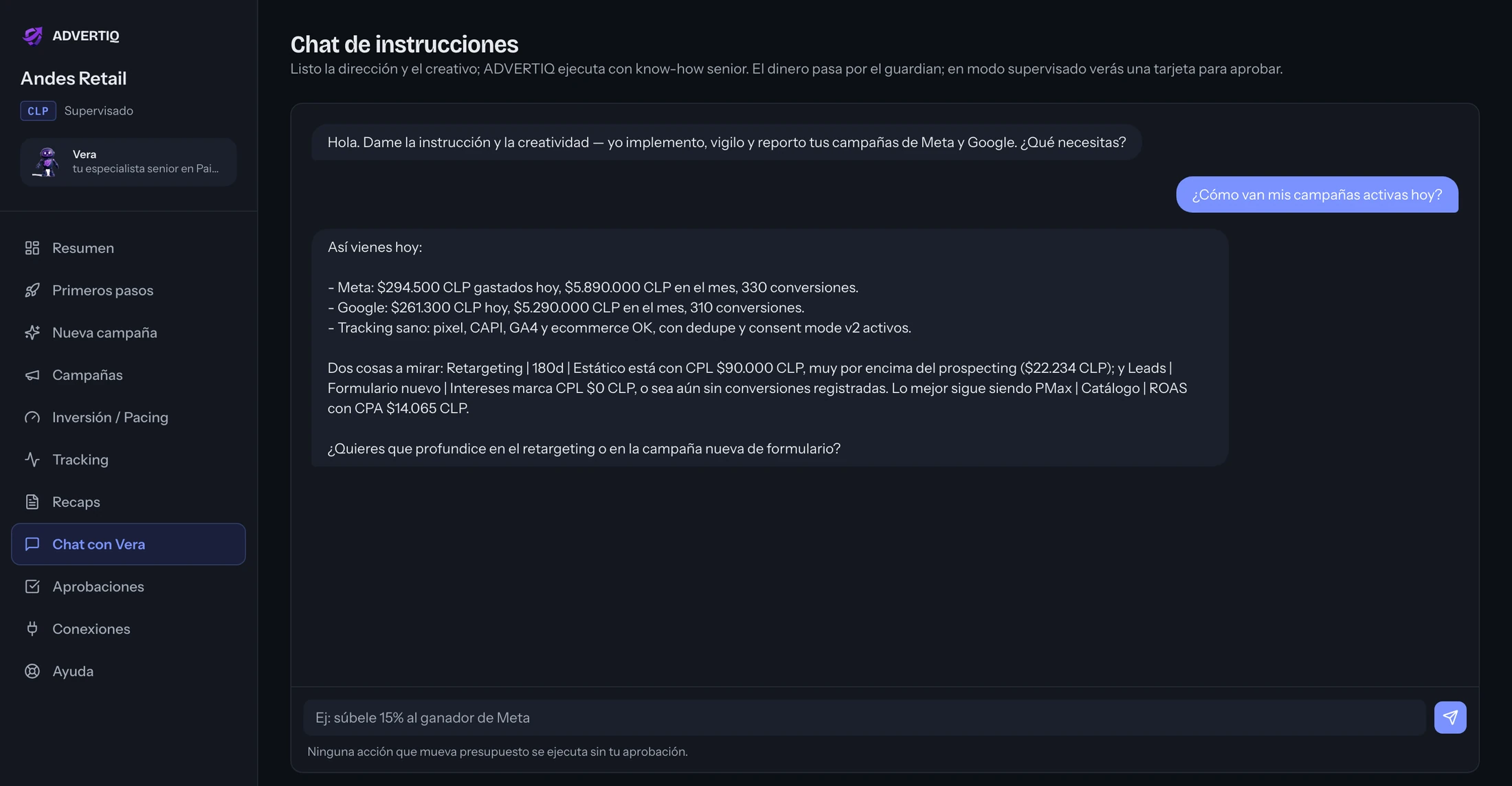 Chat de instrucciones respondiendo cómo van las campañas de Meta y Google, con montos en CLP y estado del tracking